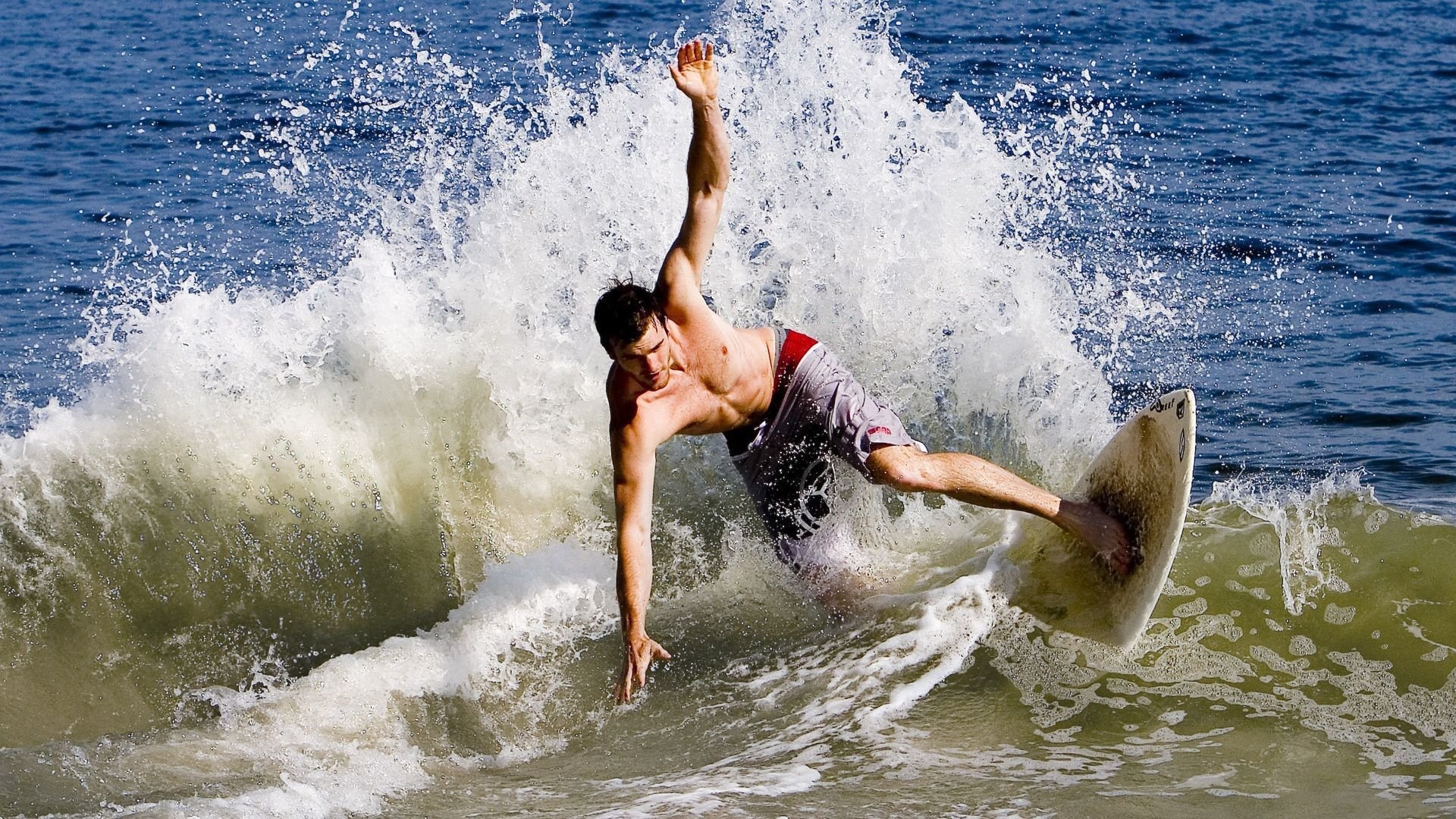 西甲亮点不断，精彩门球和精彩扑救交织上演，西门足球