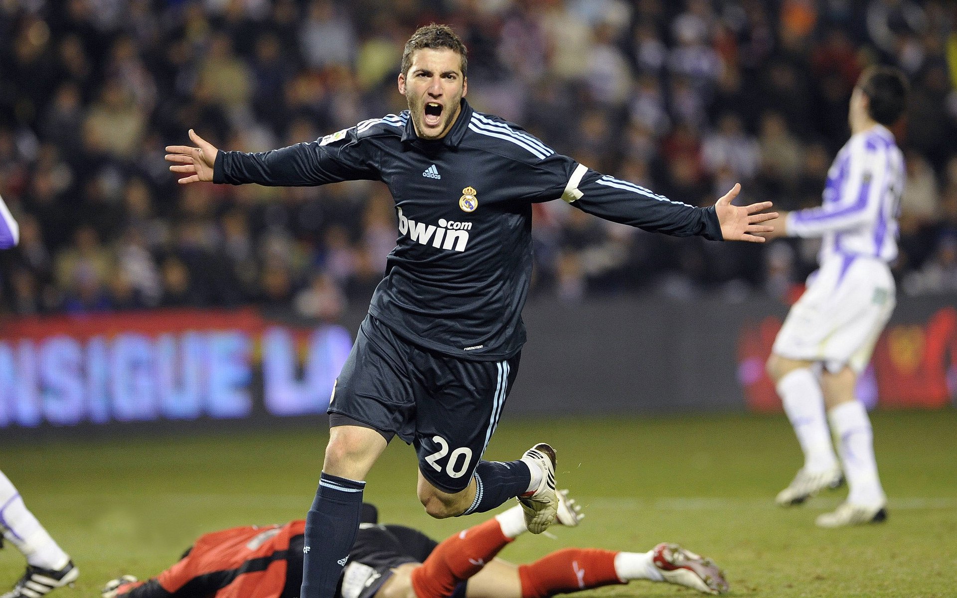 青少年水中足球大赛，趣味互动造就精彩瞬间，水中踢球少年